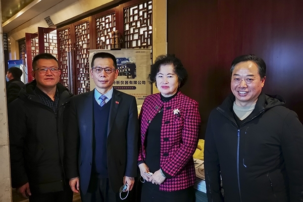 中國鑄造協(xié)會(huì)秘書長(zhǎng)張志勇，天津鑄鍛行業(yè)協(xié)會(huì)秘書長(zhǎng)王繼英蒞臨創(chuàng)想儀器展位前參觀指導(dǎo)