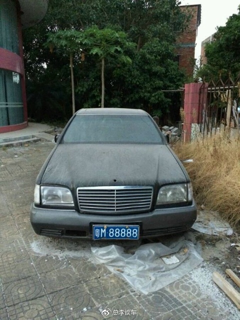 大叔4萬多買輛二手面包車，車管所選中“牛”車牌引圍觀，眾人紛紛拍照